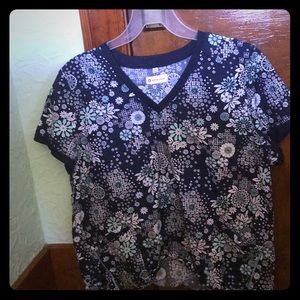 ‼️Cute navy scrub top with floral print‼️